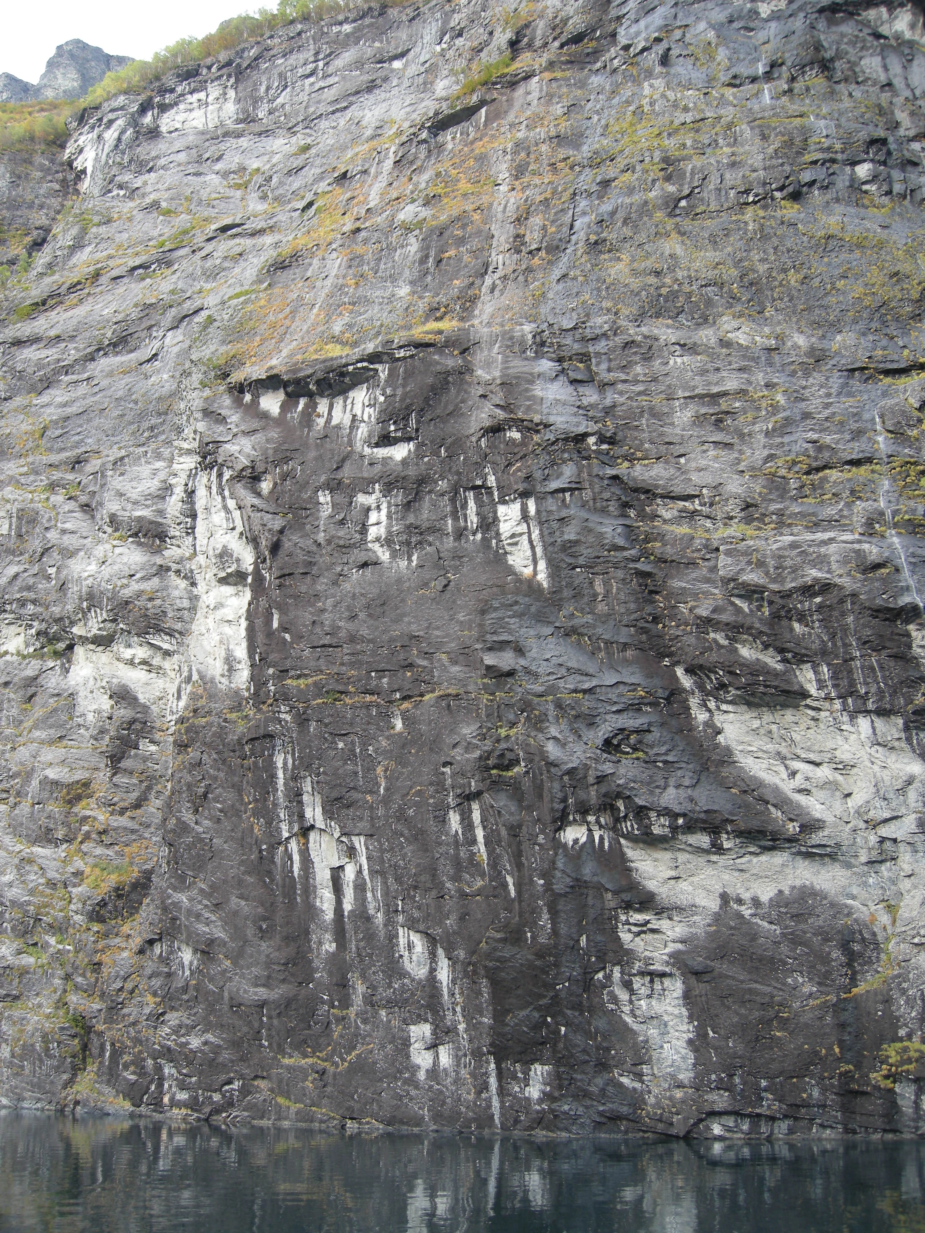 T1-C-4 uttørkingseksponerte litt kalkfattige og svakt intermediære berg, bergvegger og knauser.