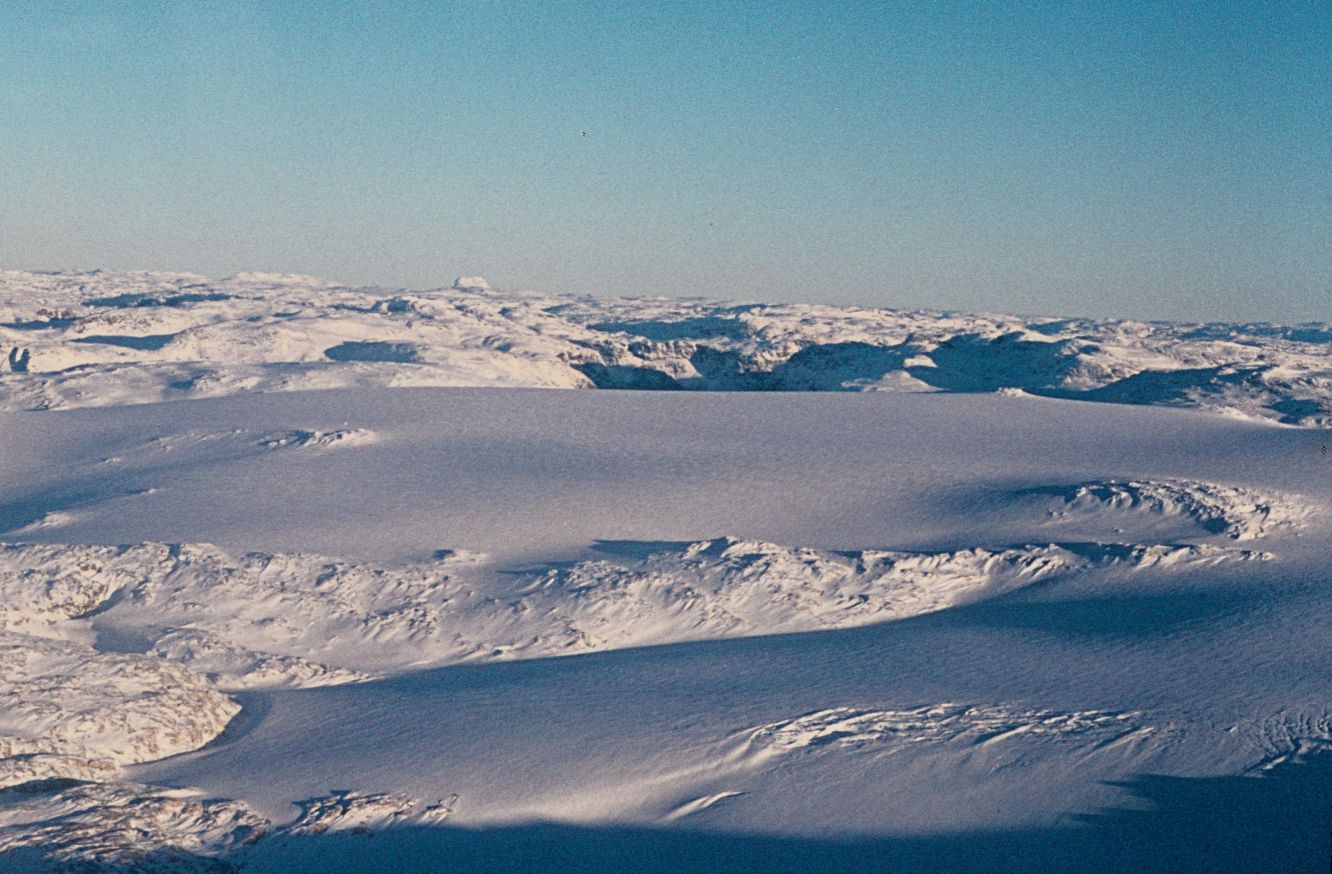 LA-TI-I-S-12 Innlandsslettelandskap med bart fjell over skoggrensen dominert av isbre.