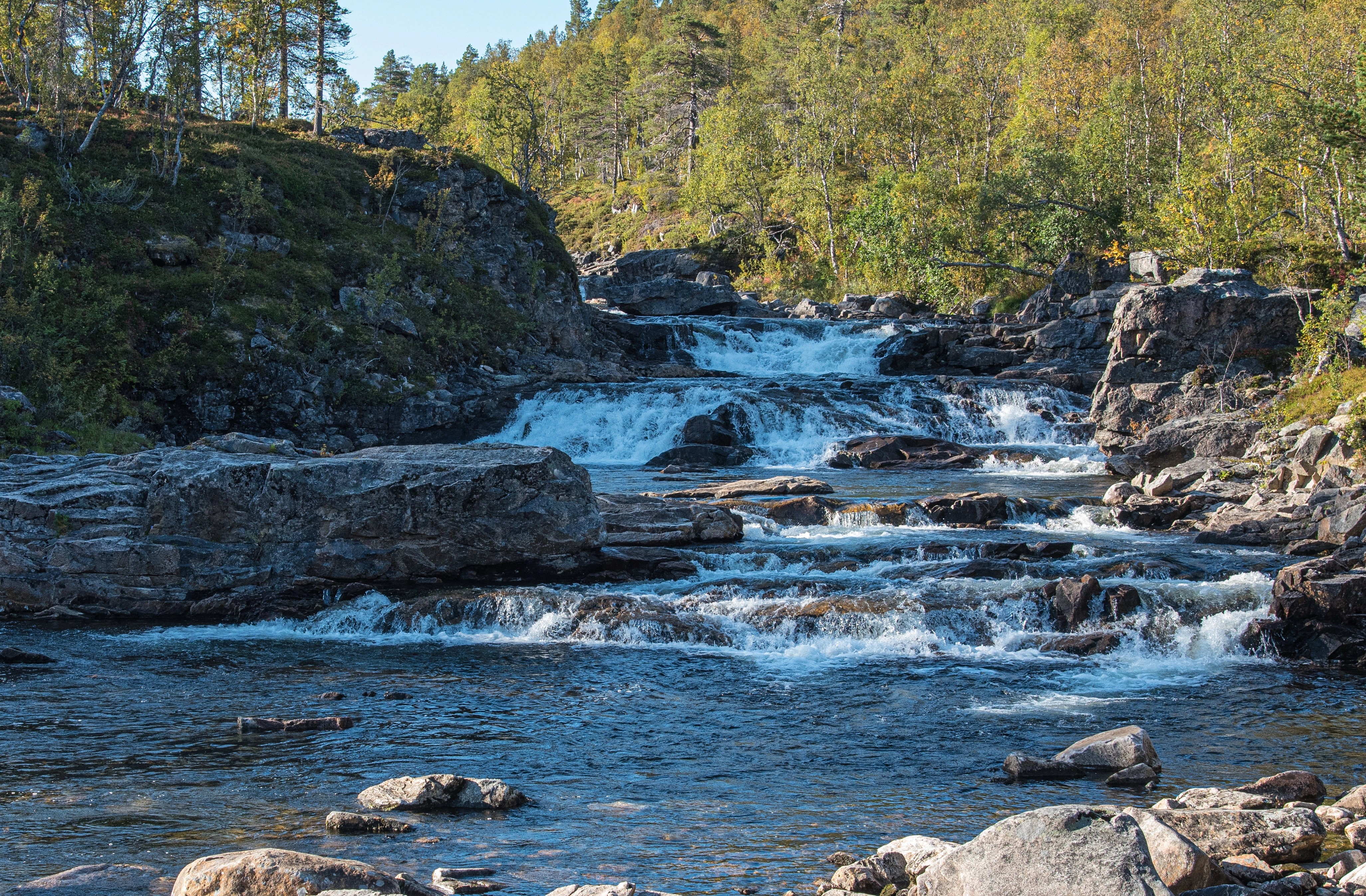 O1-C-2 Svært kalkfattig fastbunn i klar elv med stryk. O1 Fast elvebunn.